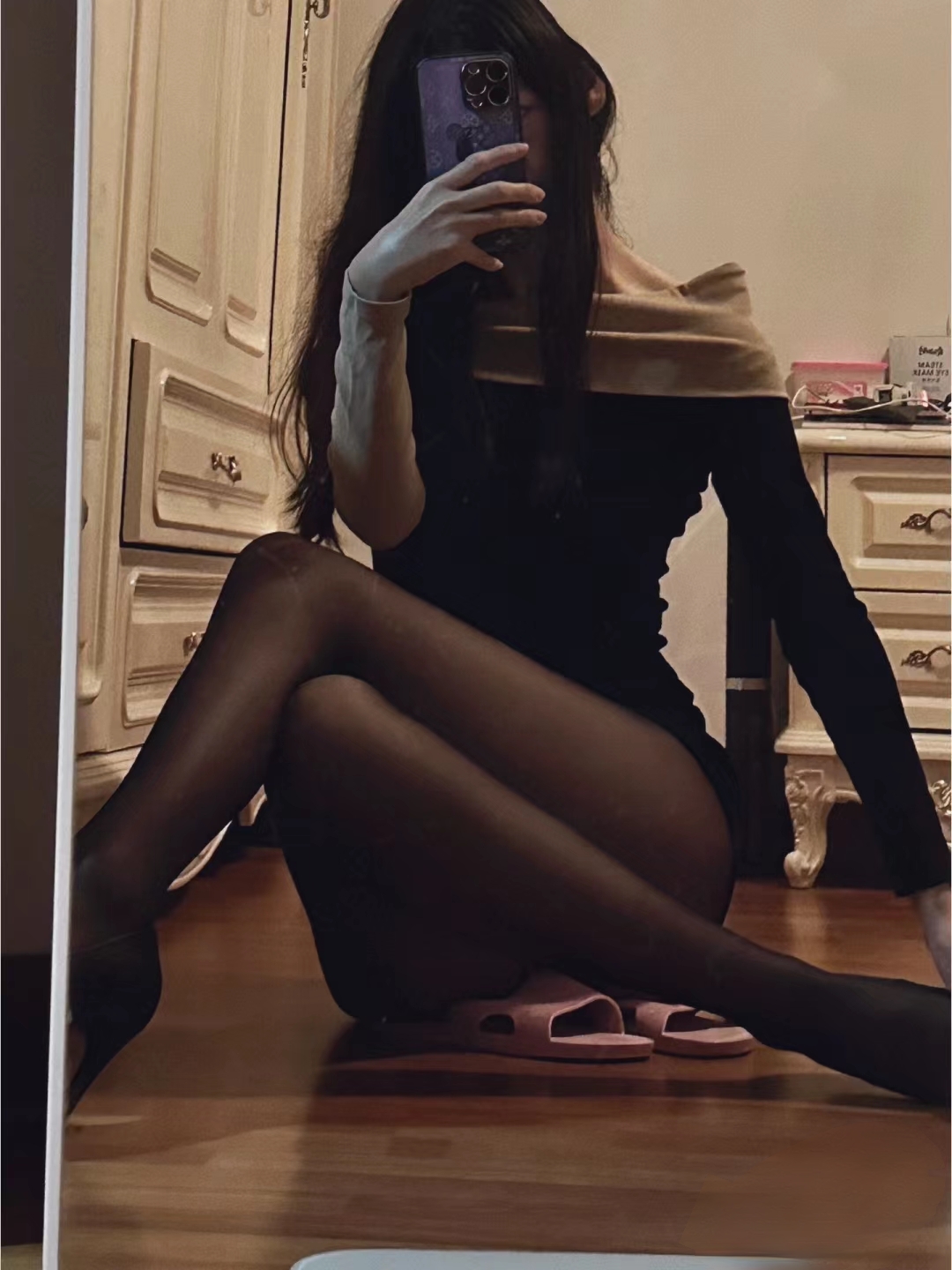 美女黑丝脚部特写，黑丝脚丫子